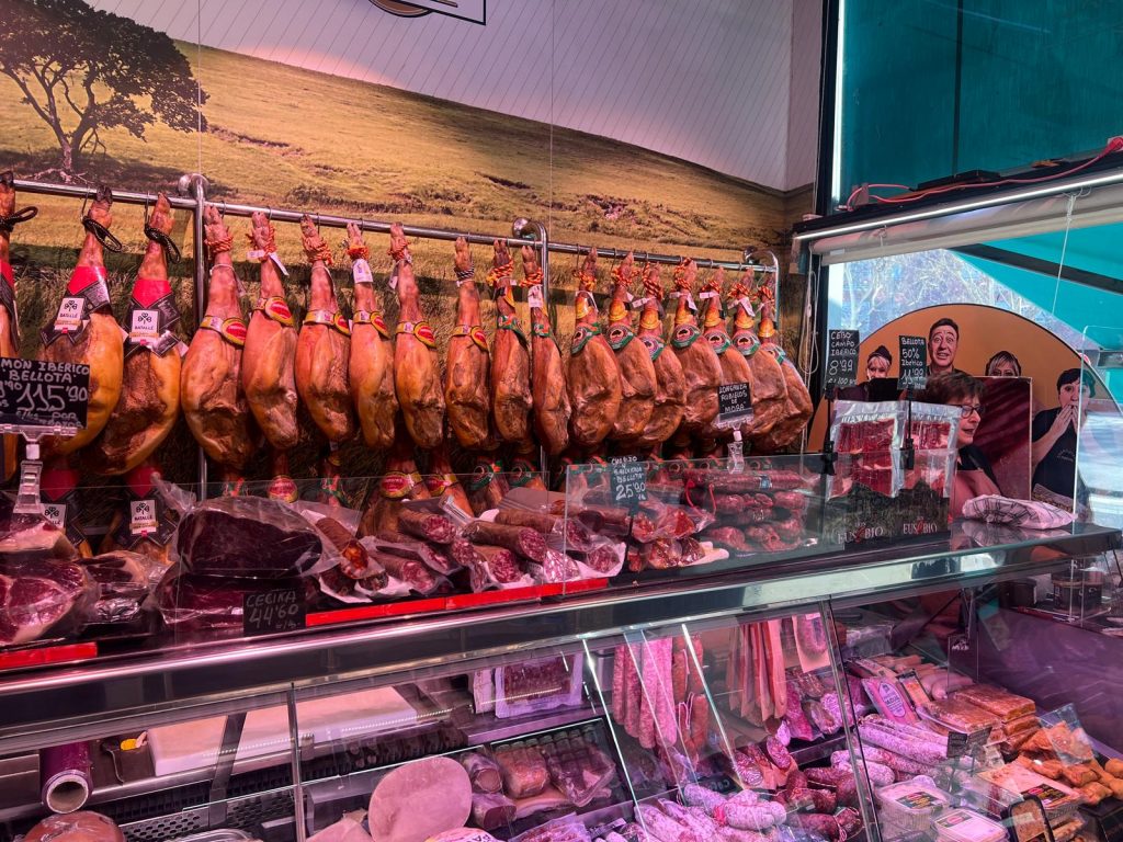 Comprar jamón en Zaragoza en Charcuterías Pascual Imagen de la tienda Charcuterías Pascual en Zaragoza con exposición de jamones ibéricos, embutidos y productos gourmet. Representa el entorno ideal para comprar jamón con asesoramiento profesional y selección de calidad.