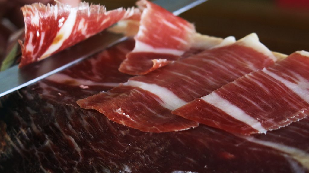 Detalle de la infiltración de grasa en una loncha de jamón ibérico