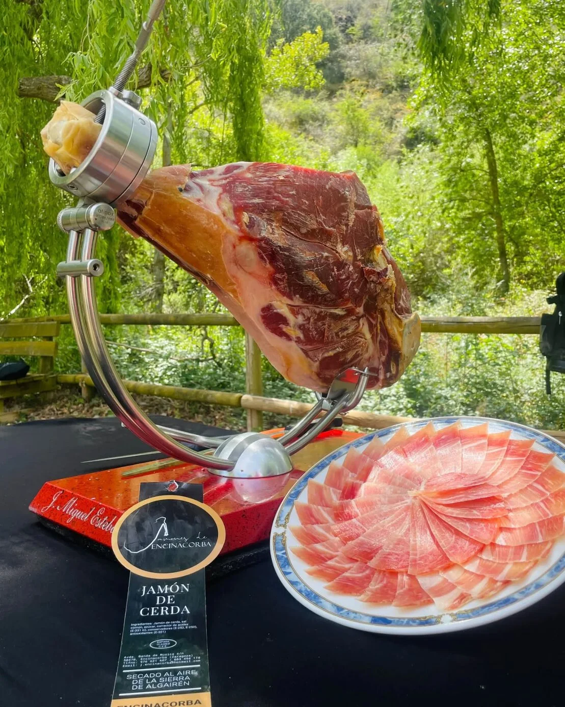 Pieza entera de jamón ibérico en jamonero