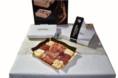 Caja regalo gourmet con jamón, quesos, aceite y conservas