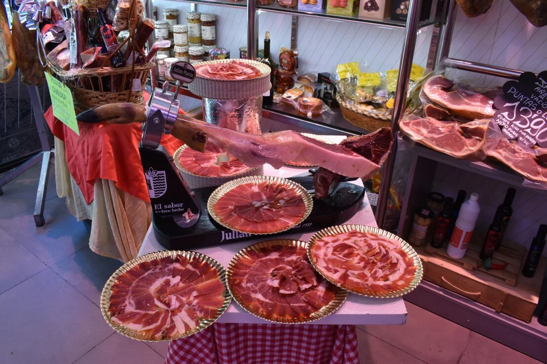 Maestro cortando jamón ibérico a cuchillo