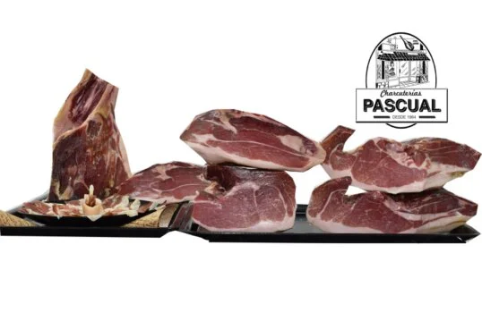 Proceso de deshuesado y limpieza de jamón