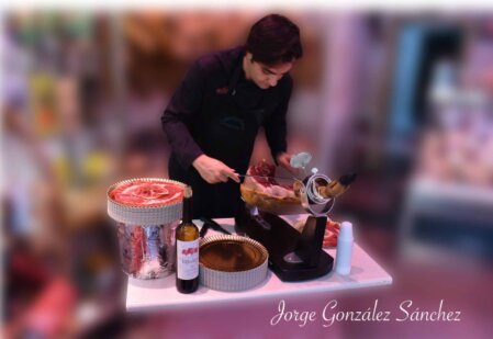 Maestro cortando jamón ibérico a cuchillo