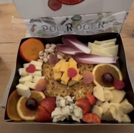 Presentación elegante con tarjeta personalizada y faja con logotipo